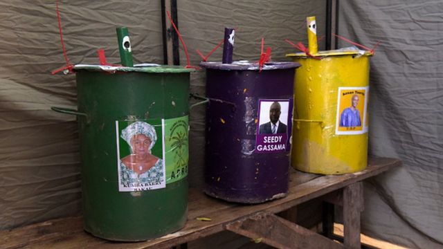 Des urnes dans un bureau de vote à Bakau