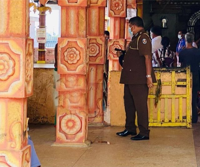 இலங்கை போலீஸ் ஒருவர் காலணியுடன் இந்து கோயிலுக்குள் சென்றதாக சர்ச்சை