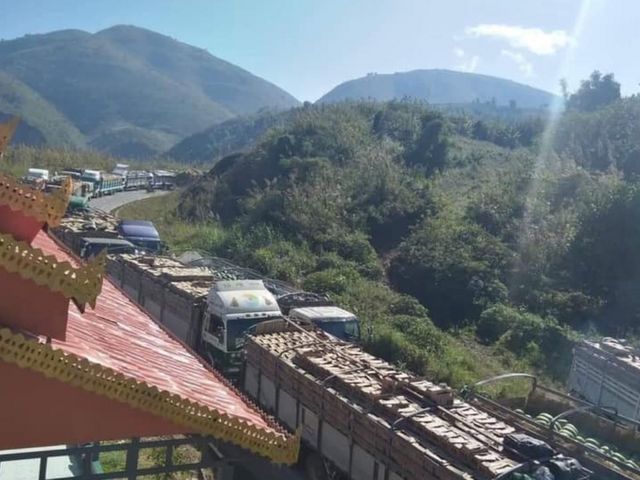 တရုတ်ပြည်ထဲ မရောက်သေးတဲ့ ဖရဲသခွားကားတွေ တစ်ထောင်ကျော်ရှိနေသေး