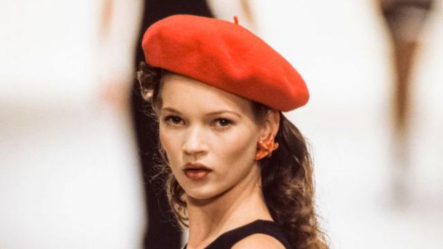 Kate Moss modelando en París en 1993