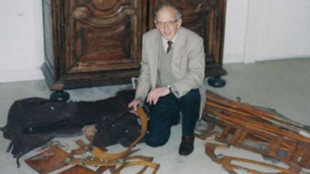 Henri Peteri con el kayak que él y su hermano usaron para navegar por el Mar del Norte.