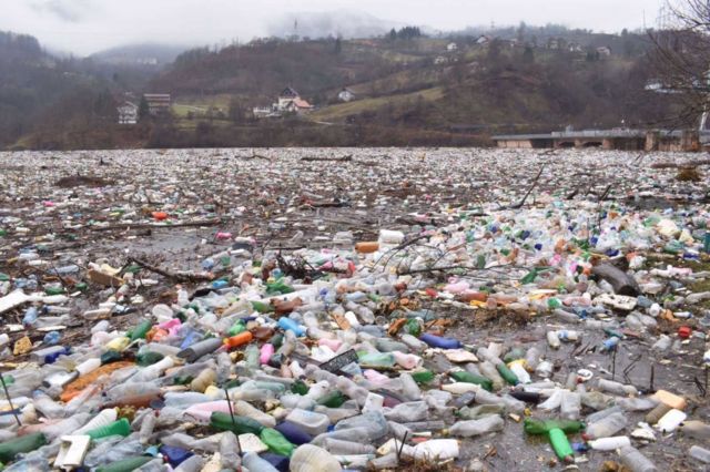 Reke i divlje deponije: Zašto na površinama Drine i Lima ima više smeća od vode - BBC News na srpskom