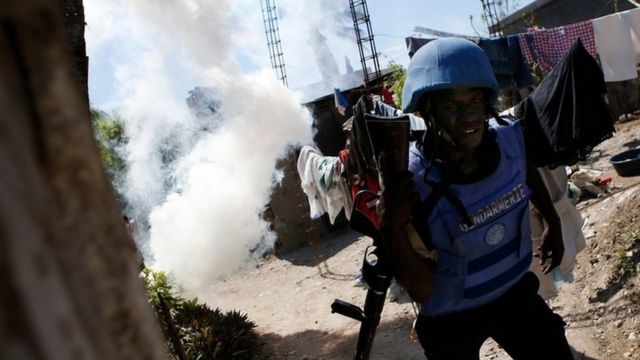 Un soldado y gas lacrimógeno