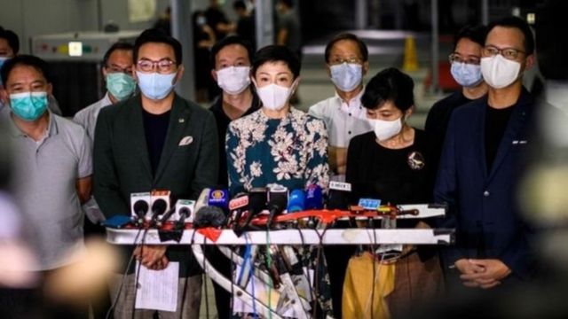 Chính trị gia Tanya Chan (Trần Thục Trang) (giữa) nói rằng đây là "ngày buồn thảm nhất trong lịch sử Hong Kong"