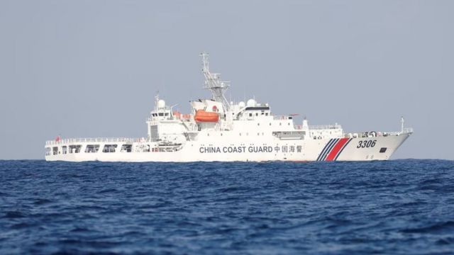 Một tàu cảnh sát biển Trung Quốc ở bãi cạn Scarborough vào ngày 5/4/2017