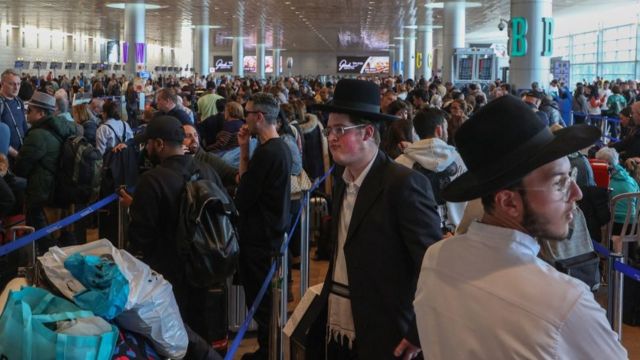 Pasajeros esperan en el aeropuerto de Ben Gurion en Tel Aviv.