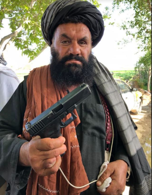 Combatente do Taleban posando com arma da Otan
