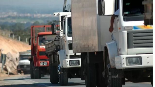 Bolsonaristas incentivam folgas para caminhoneiro votar - 20/10/2022 -  Mercado - Folha