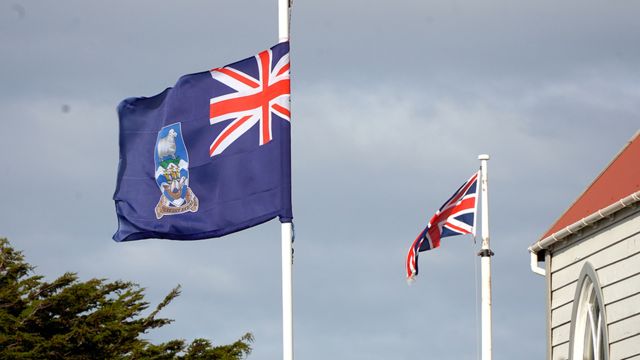 Banderas de las islas Malvinas/Falklands y de Reino Unido