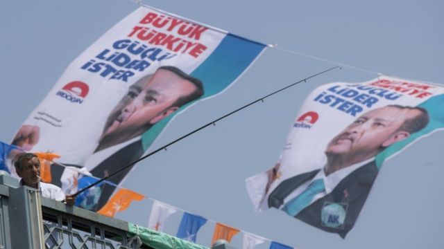 لافتات تحمل صورة أردوغان