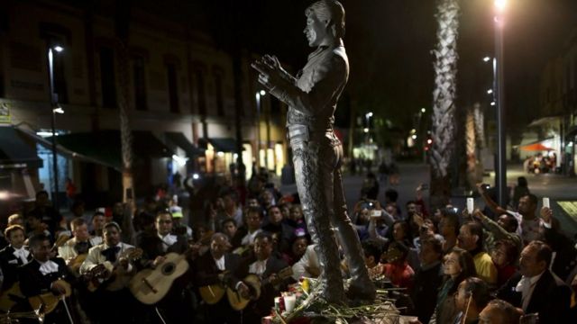 A su muerte cientos de personas le rinden homenaje en México.