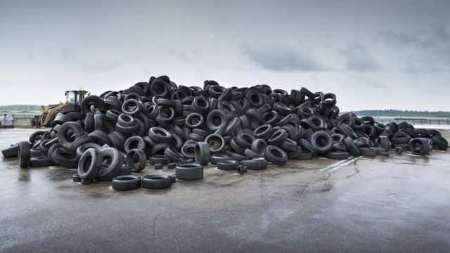 Llantas de neumáticos en una playa.