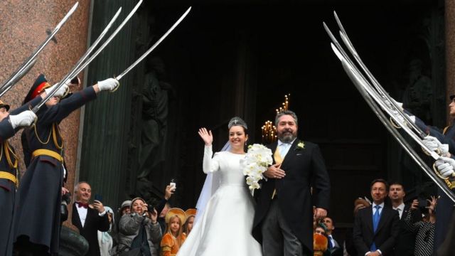 Великият княз Георги Михайлович Романов и Виктория Романовна Петарини напускат Исакиевската катедрала, докато руската почетна гвардия поздравява Дием по време на сватбата на Диа в Санкт Петербург