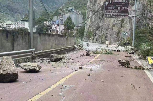 目前地震已导致7人遇难。道路、通讯、房屋等受损情况正在核查中。图为山石掉落在四川省甘孜州泸定县冷碛镇附近的道路上。(photo:BBC)