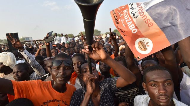 Partisans de l'opposition lors de l'élection présidentielle tchadienne en avril 2016 à Ndjaména