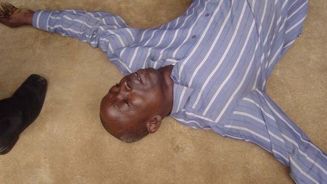 Un Nigérian est allongé sur le sol pendant une séance de guérison à Lagos (photo non datée)