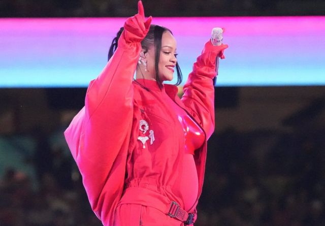Rihanna mostrando su barriga de embarazada en el show