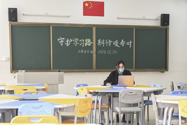 廣州一名老師正在為學生開線上班會課。