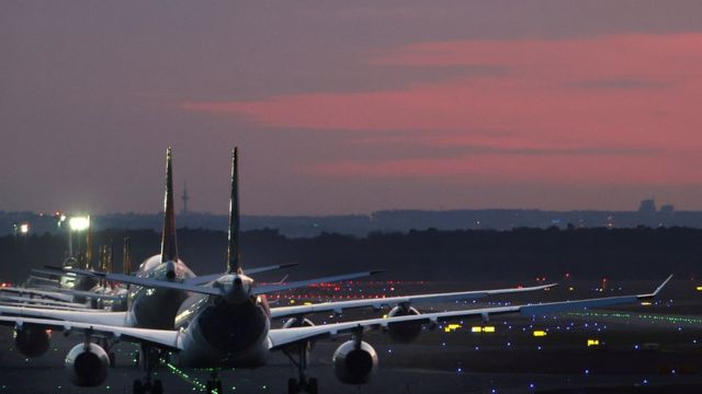 Aviones en una pista de un aeropuerto