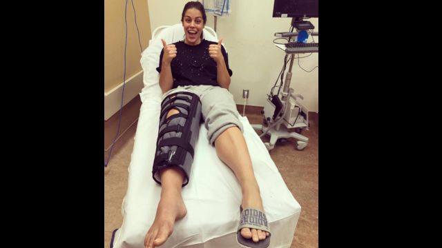 Isabella posa em hospital com tala no pé