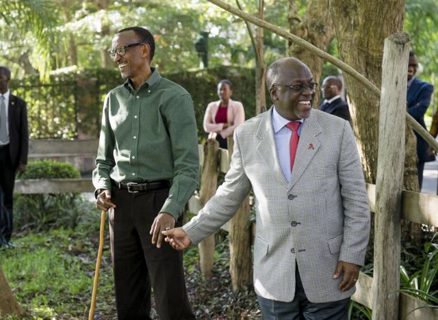 Ubwo John Magufuli yasuraga u Rwanda, Perezida Kagame yamwakiriye iwe amugabira inka