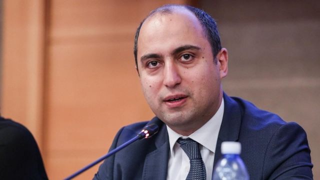 Emin Əmrullayev: “Keyfiyyətli təhsil istəyirsinizsə, uşağınızı Azərbaycan  məktəbində oxudun” - BBC News Azərbaycanca