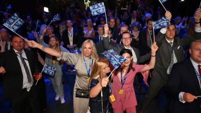 هواداران «دموکرات‌های سوئد» از نتایج یک نظرسنجی پس از رأی‌گیری روز یک‌شنبه ابراز شادی می‌کنند