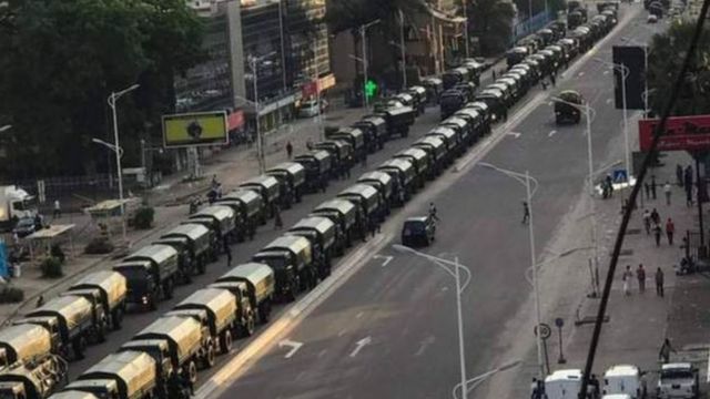 Urukurikirane rw'amakamyo ya gisirikare y'inkunga igenewe akanama k'amatora, ku wa mbere yanyuze mu murwa mukuru Kinshasa
