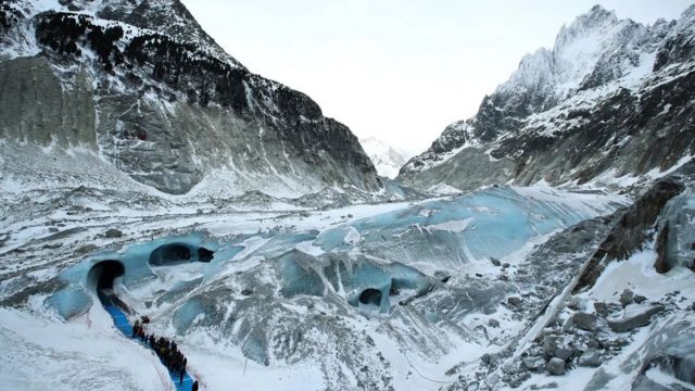 الكهوف الجليدية المنحوتة بواسطة المياه الذائبة في الأنهار الجليدية في جبل مون بلان