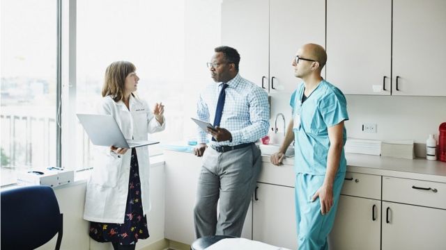 Médecins en réunion dans un hôpital