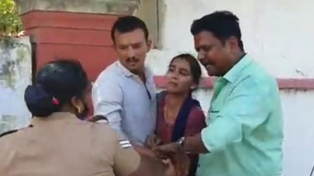 சாதி மறுப்பு திருமணம் செய்ய வந்த பெண்: இழுத்துச் சென்ற தந்தை