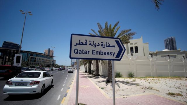 سهم يشير إلى سفارة قطر في عاصمة البحرين