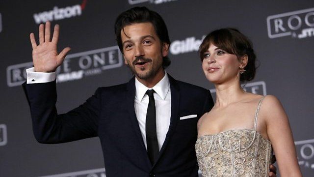 Diego Luna and Felicity Jones pose on the red carpet