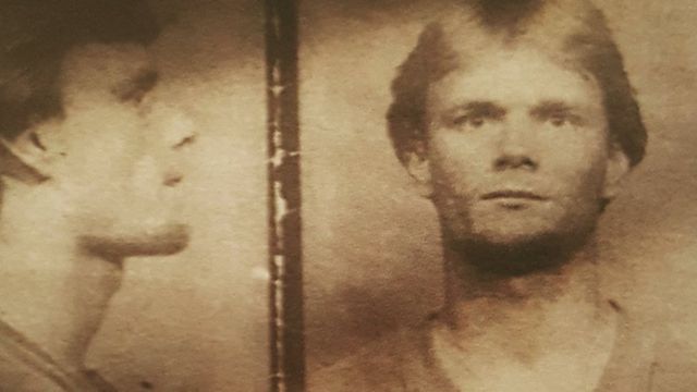 Foto policial de Nick Yarris, de perfil y de frente.