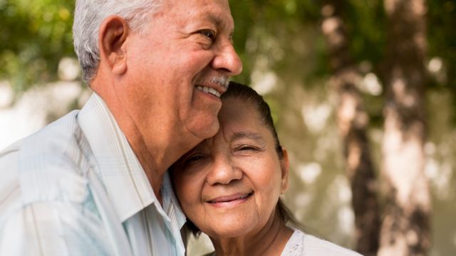 Una pareja de ancianos.