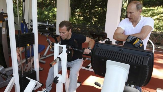 صورة لبوتين وهو يتدرب في صالة للألعاب الرياضية مع رئيس وزرائه ديميتري ميدفيديف في أغسطس/آب 2015