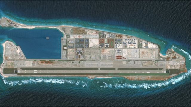 永暑礁（Fiery Cross Reef）是斯普拉特利群岛（中国称南沙群岛）的一部分，对其部分声称拥有主权的国家和地区还包括菲律宾、越南、马来西亚、台湾和文莱。美国智库称中国在此修建了跑道和机库。(photo:BBC)