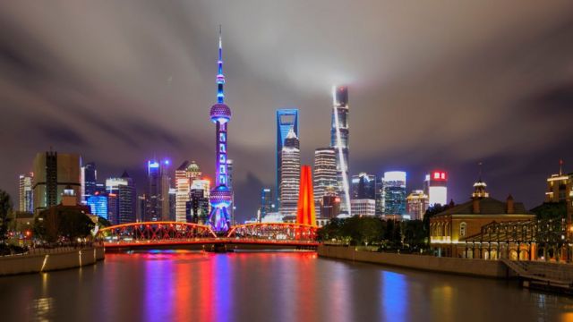 Luzes nos prédios de Xangai à noite