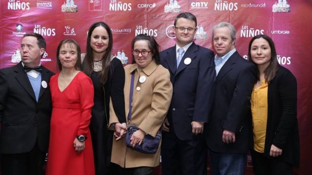 El elenco durante el estreno en Chile del documental Los Niños, de Maite Alberdi