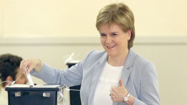 投票するスコットランド国民党のスタージョン党首
