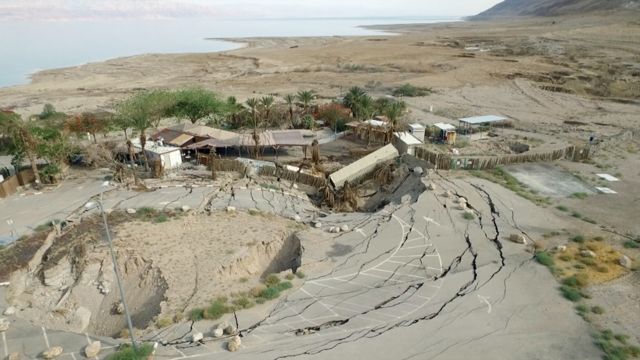 Dead Sea drying: A new low-point for Earth - BBC News