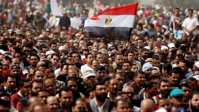 Protesters carrying the Egyptian flag