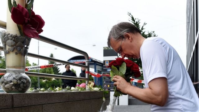Decenas de ciudadanos mostraron sus respetos a las víctimas con flores y velas este sábado.