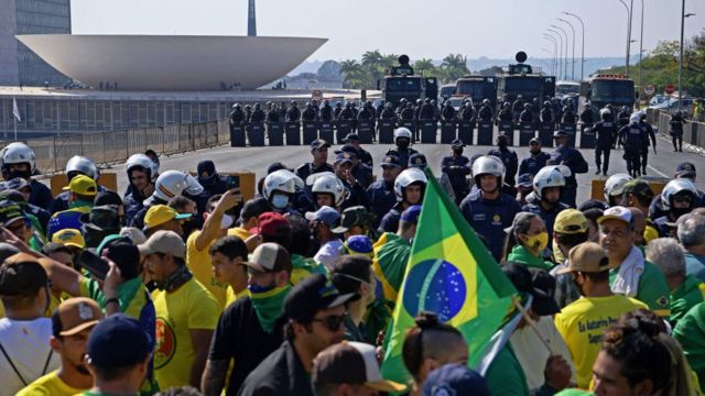 Policiais militares isolam área próxima ao Congresso Nacional para evitar aproximação de manifestantes pró-Bolsonaro