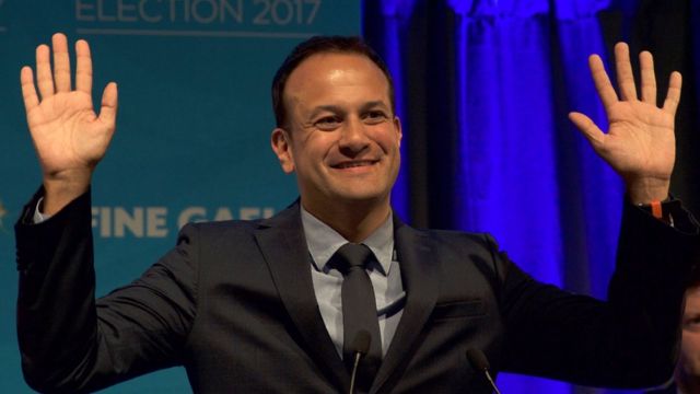 Leo Varadkar seçilmesinden sonra el sallıyor.