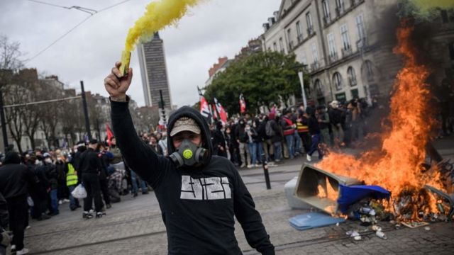 French people demonstrating against pension reforms