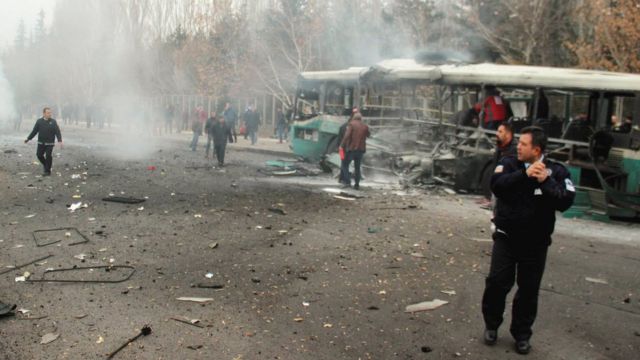Partlayış nəticəsində avtobus çanağınadək yanıb