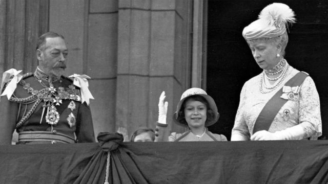 King George V, Princess Elizabeth and Queen Mary of Teck on the balcony of Buckingham Palace.