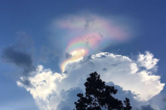 Fenômeno de nuvem de arco-íris de fogo é um fenômeno natural chamado  irisação ou iridescência