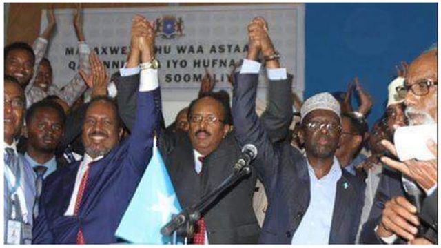Saddexd madaxweyne oo xilka si nabad ah isugu wareejiyay